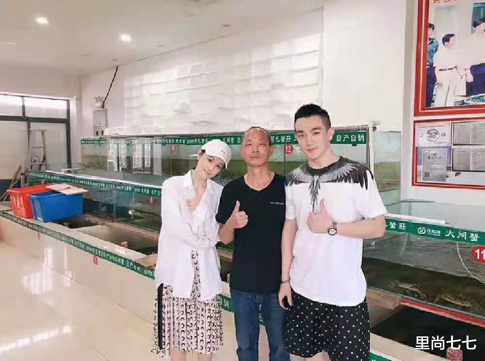 张馨予|张馨予夫妇买海鲜被偶遇，何捷穿老婆衣服，她穿男士衬衫好娇小