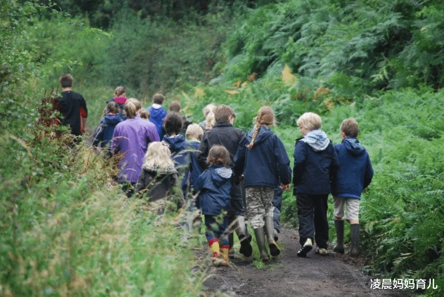 凌晨妈妈育儿|姚晨陪孩子抓泥鳅：懂得陪孩子玩的父母，培养出的孩子更优秀