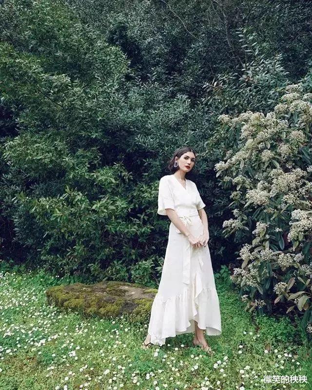 微笑的秧秧|凯特王妃低调乖巧，卡米拉高调“恩爱秀”，小白裙的魅力无人可挡