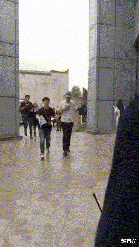 葛优|又一明星被嘲！人不红，出行阵仗倒挺大，过度的保护有必要吗？