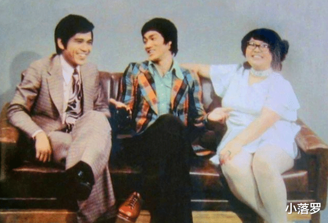 杨幂|25张罕见照：给刘亦菲打伞的杨幂，吸烟的曹操，泳池里的邓丽君