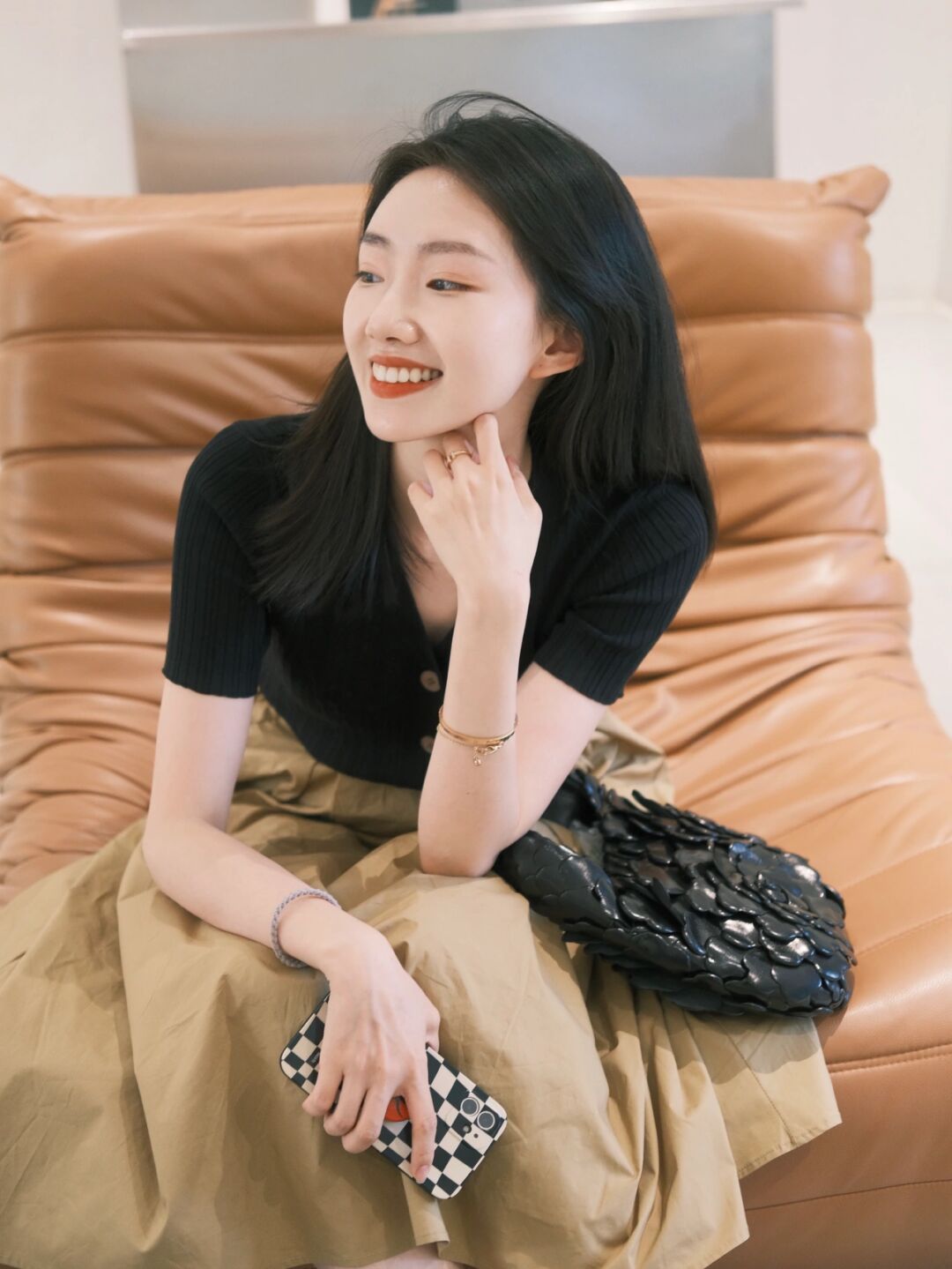 鱼司辰|夏季，如何穿出气质女神范，针织衫搭配半身裙简约高级，清爽干练