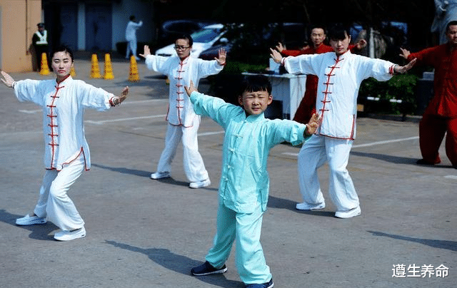 遵生养命|健身气功八段锦功法特点及练习要领