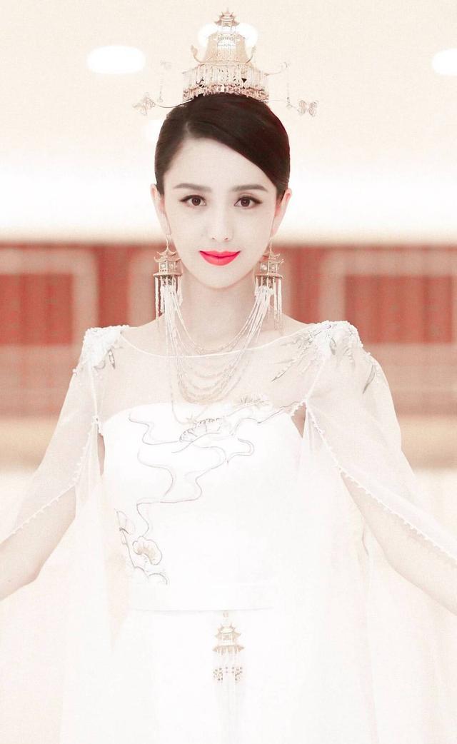 金晨|佟丽娅不避嫌，光脚短裙同小7岁男伴搂腰跳拉丁舞！