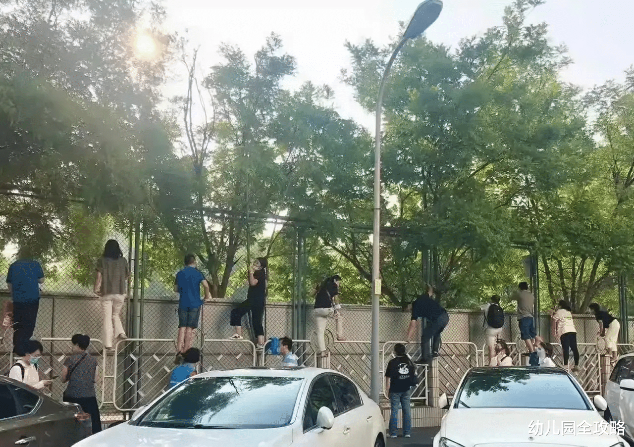 幼儿园全攻略|实话跟你讲，有些家长真不适合幼儿园开学初期送孩子，越送越坏事