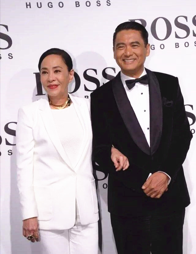 全球时尚号|周润发获博士学位，满头白发依然很帅气，和粉丝合影暖心低姿态