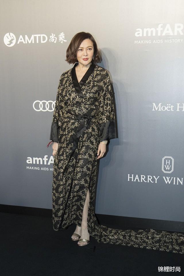 锦鲤时尚|关之琳把“围裹裙”穿出圈，虽然款式挺像睡衣的，可气场真挺强的