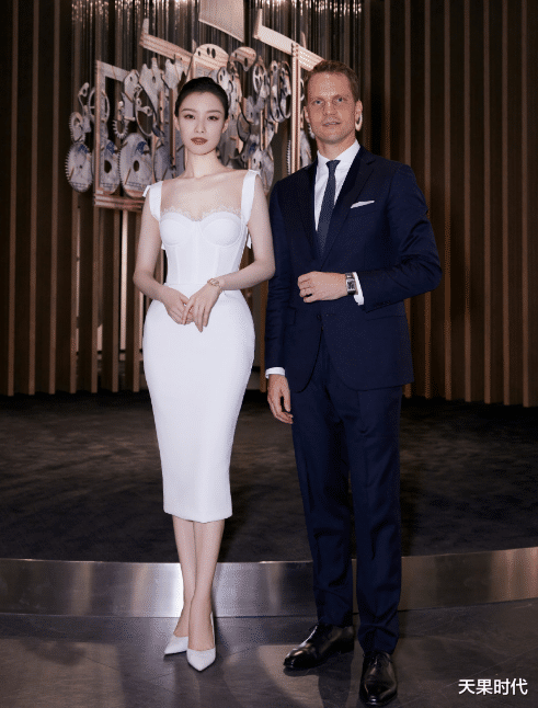 倪妮|倪妮不愧是红毯女神，“花瓶裙”都能轻松驾驭，括号臀也太迷人