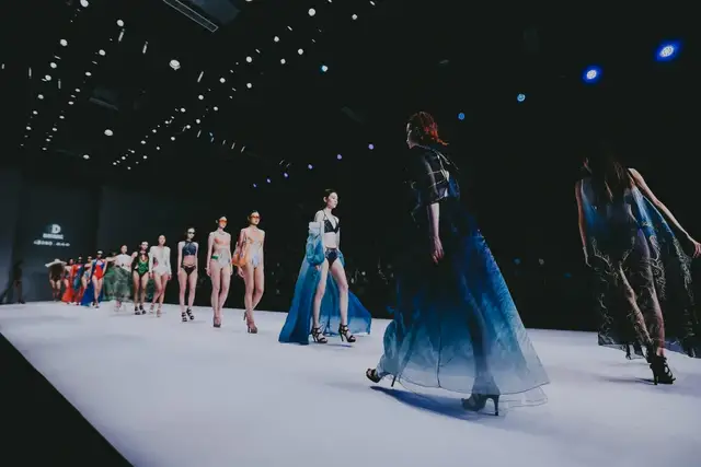 中国国际时装周|DAY4 秀场直击｜草原/海边/山野/家园，看秀也能云游四方