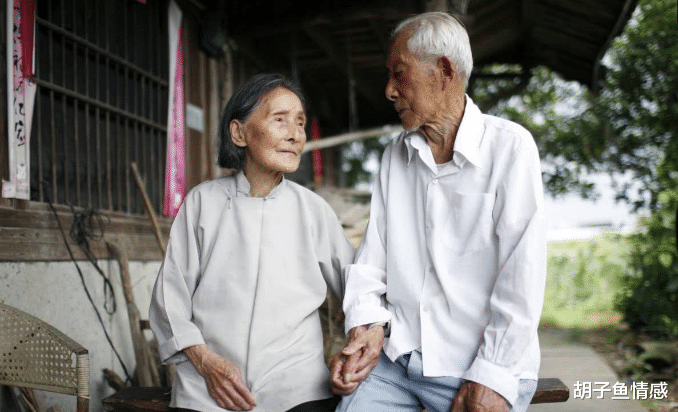 胡子鱼情感 再婚老人拿出前夫衣裳给现任穿，65岁丈夫：离婚吧，我不是替代品