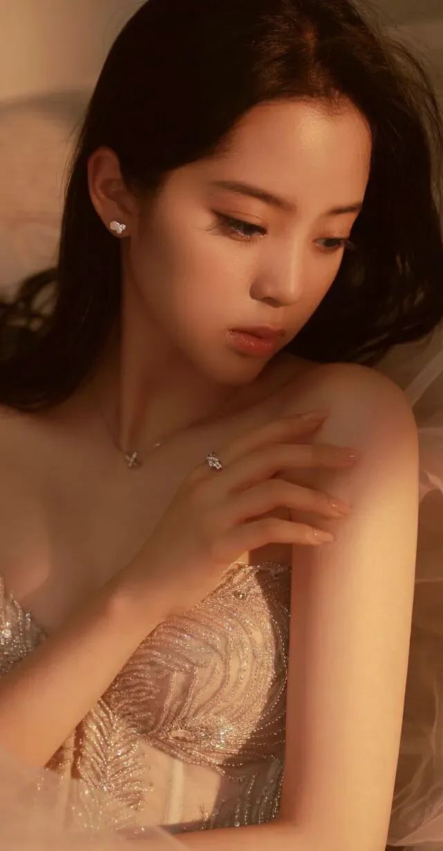 张哲瀚|欧阳娜娜，身材丰满，长腿女神，好想娶她