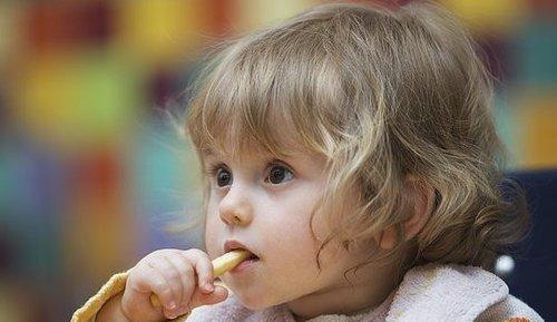 小哥哥聊育说|“妈妈卖家产供儿子消费”引发热议：过度溺爱娃的后果有多可怕？