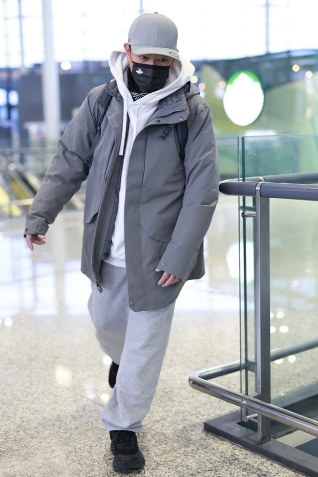 陈小春|陈小春原来这么会穿，连帽卫衣造型潮男范十足，55岁穿成了25岁