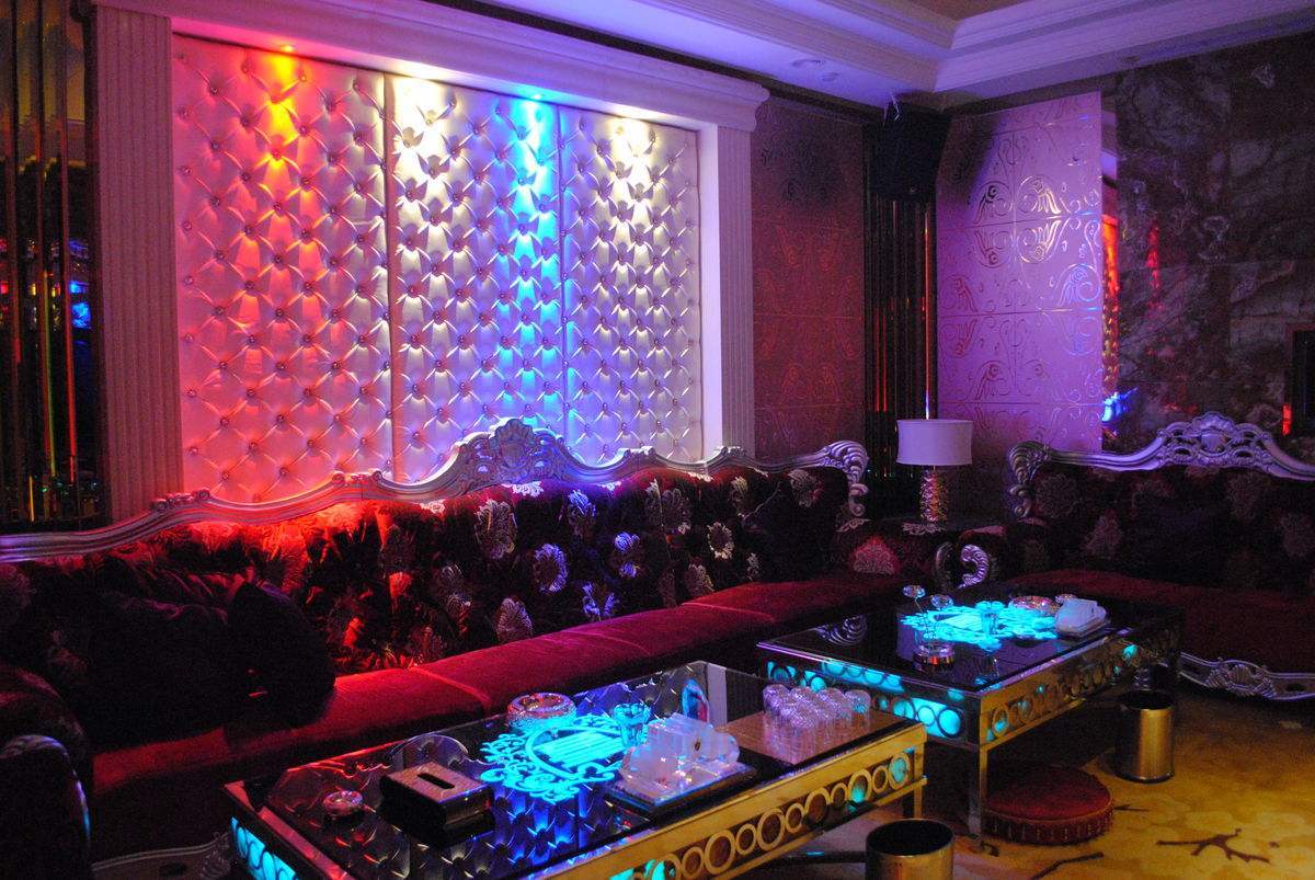 最爱本泽马 失业男子装土豪KTV夸张消费,点7名女孩陪酒,结帐时双手一摊:我没钱