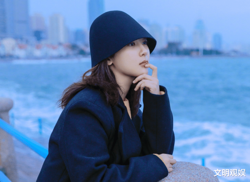 郭富城|29岁杨紫选择单飞，带家人逛海边晒合影，右下角的白衣小哥成焦点