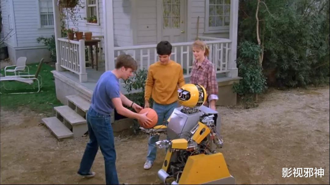 杨紫|童年女神沦为机械“玩具”,脑洞比尺度更逆天