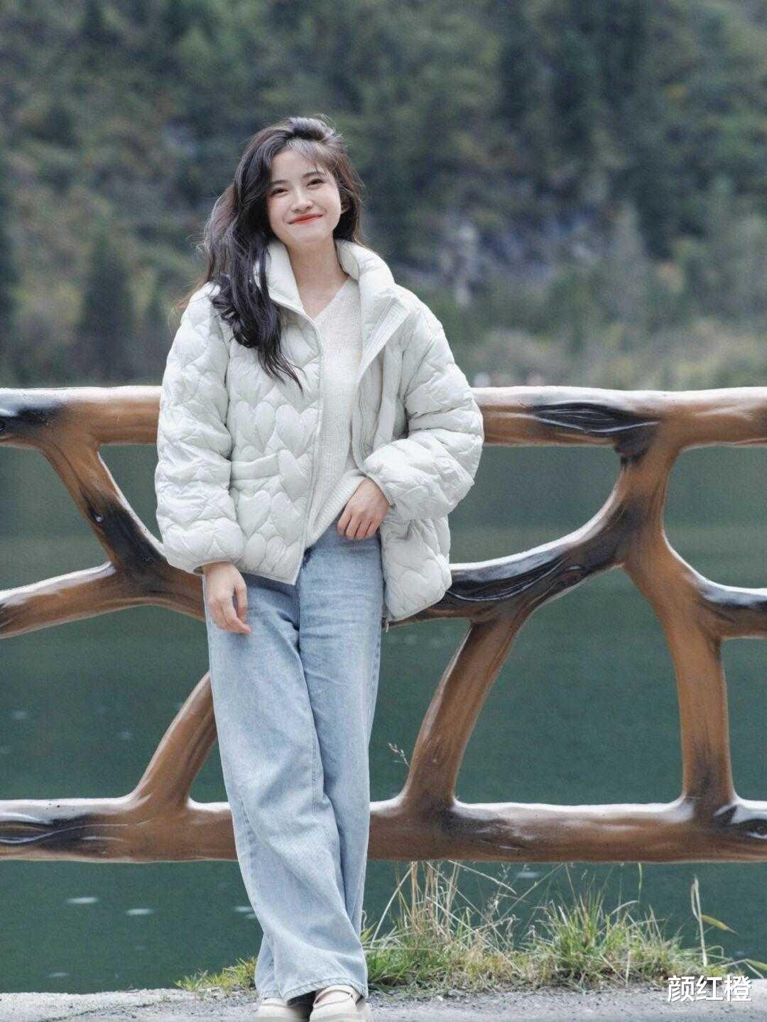 颜红橙 降温后穿“羽绒服”才保暖，试试这些穿搭方式，日常实用又洋气