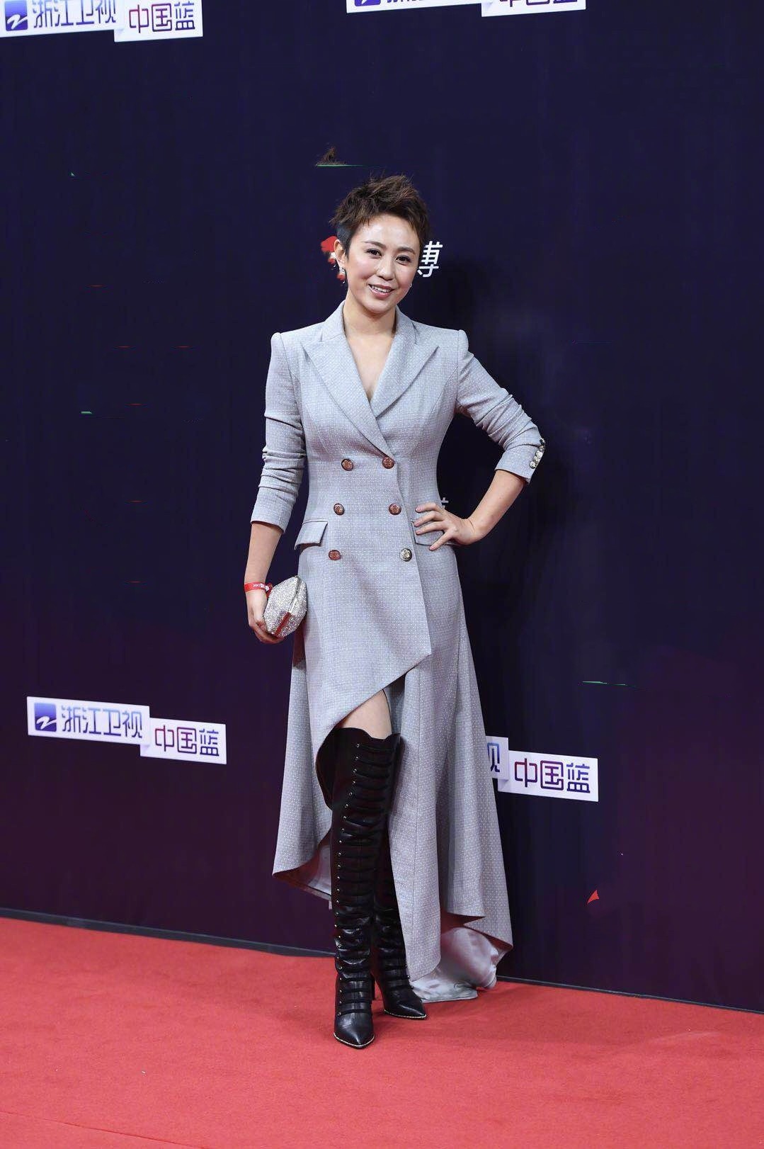 郭麒麟|马丽不再扮“男人婆”，光腿穿西装裙走红毯，短发也挺有女人味的