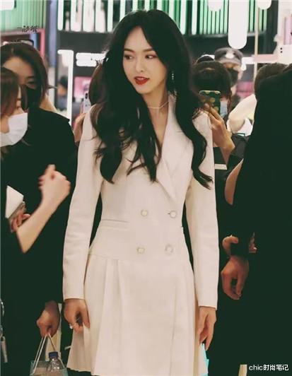 chic时尚笔记|杨幂穿百褶裙上热搜，网友惊呼：一点不像孩子妈