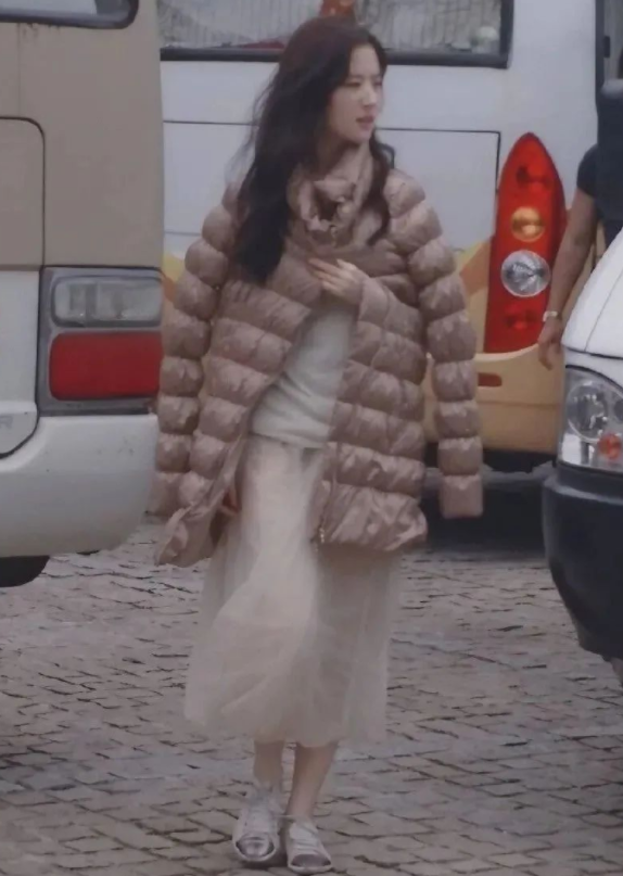 周深|34岁刘亦菲晒床上自拍，素颜睡衣出镜，网友夸赞：嫩出水了