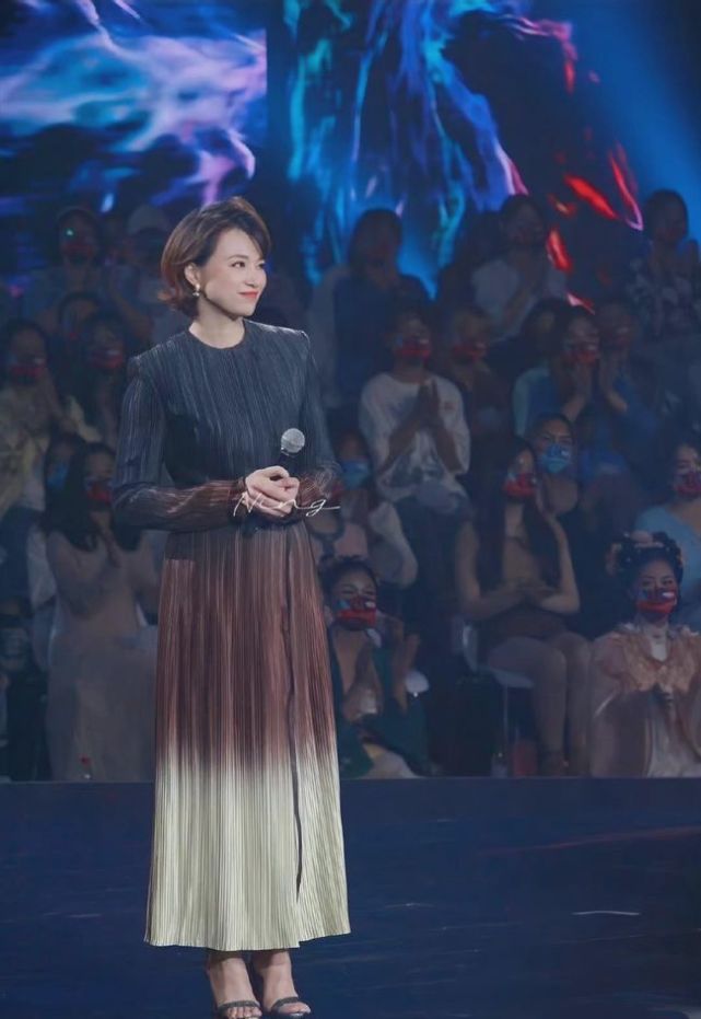 黑白配 董卿亮相尽显“央视范”！穿渐变裙美得优雅，微卷短发+红唇好亮眼