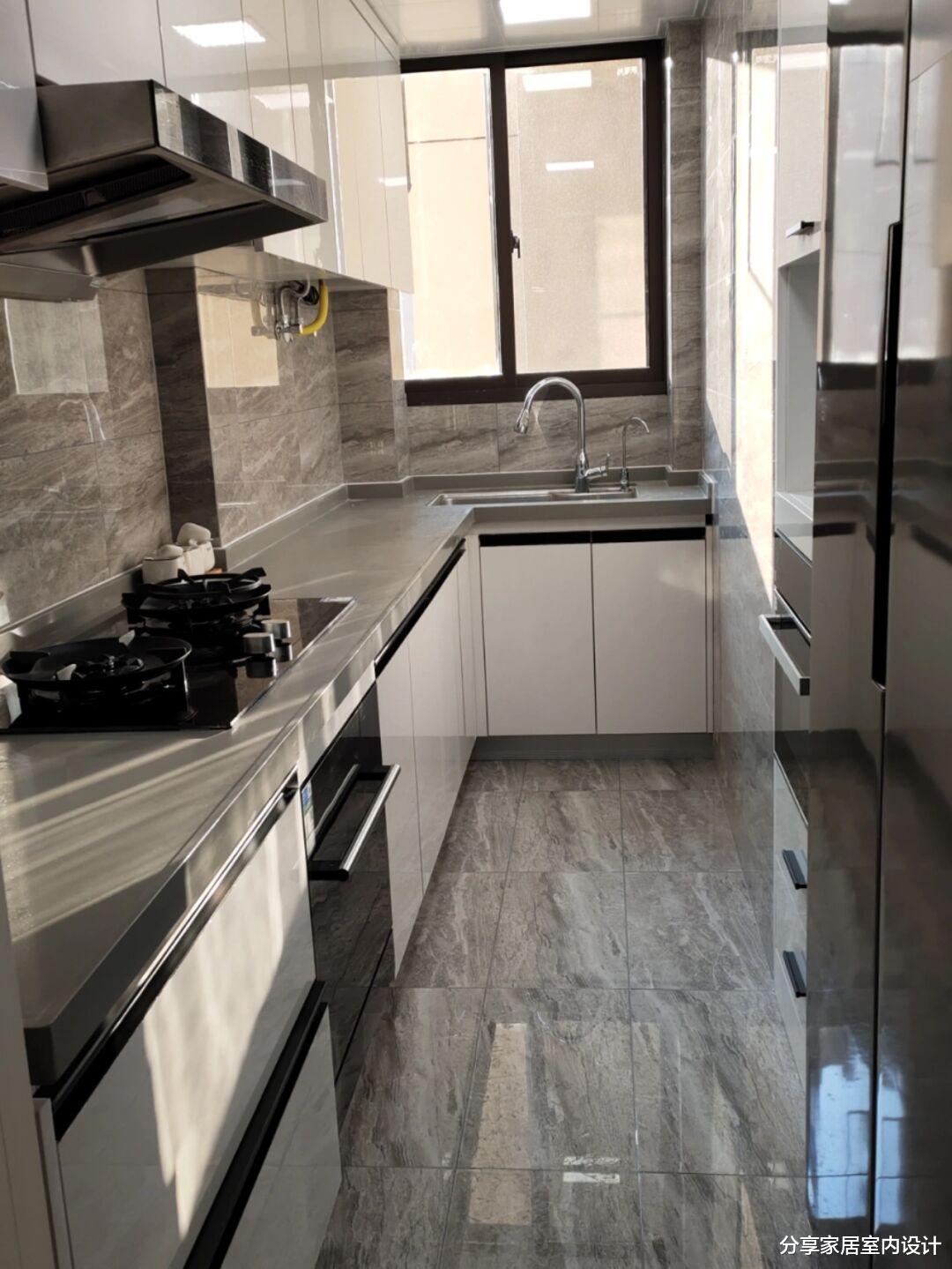 拖拉两年的新房终于可以入住,很满意地面铺灰色瓷砖,非常耐脏!