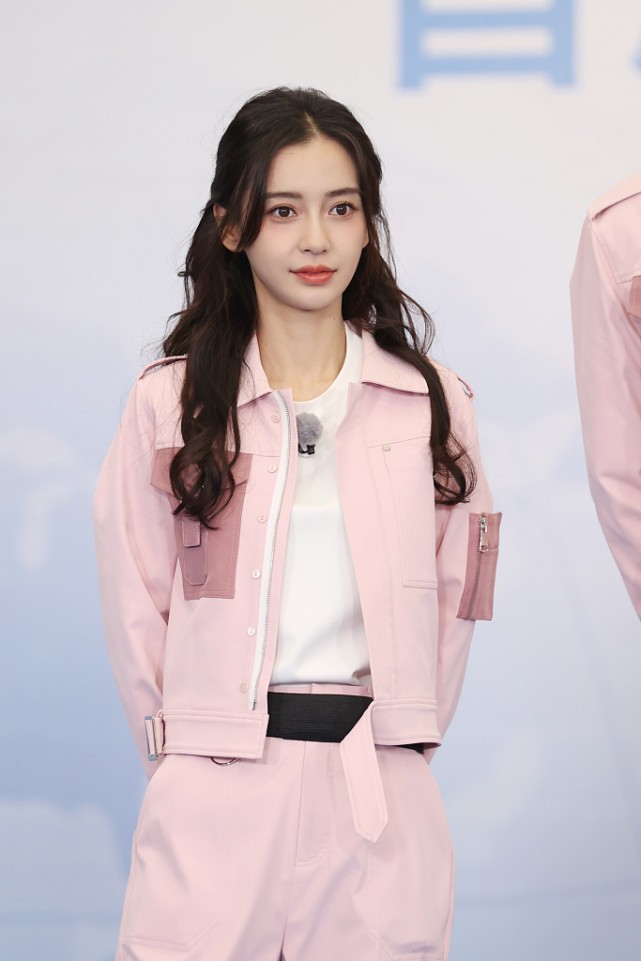 Lady变美日记 杨颖太适合穿夹克了 ，穿一身粉色夹克少女得很，真不像生过孩子