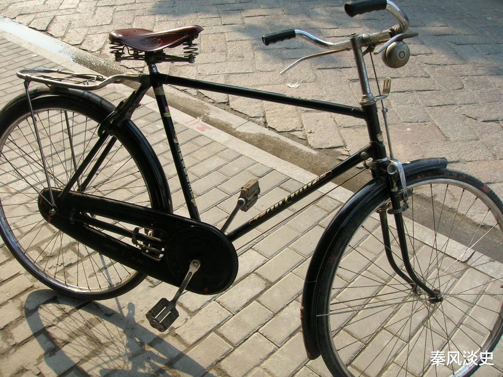 秦风淡史 一车坐4人，180多元一辆，消失的“凤凰牌”，等价现在多少钱？