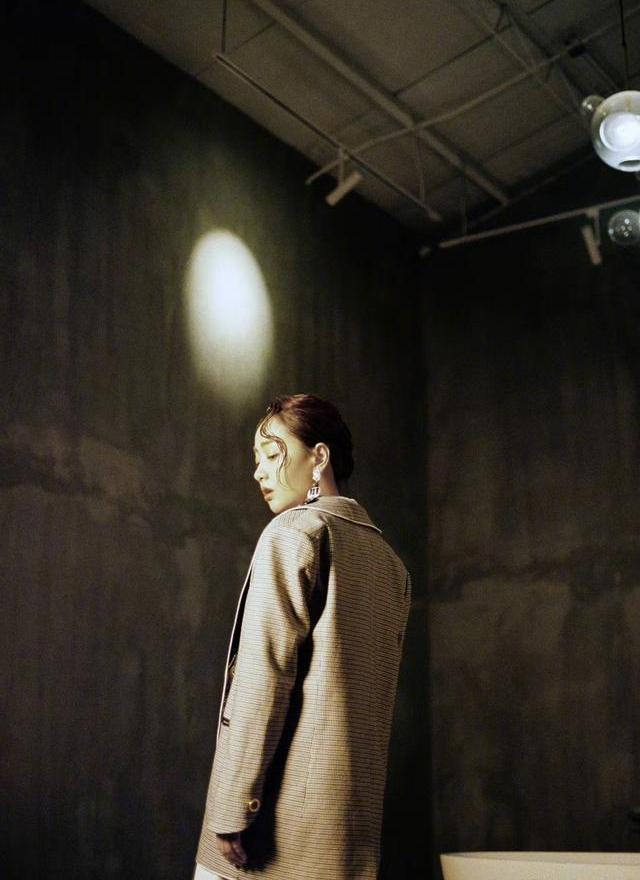 杨蓉|杨蓉40岁也满脸胶原蛋白，青春俏丽不见岁月痕迹，像偷吃了防腐剂