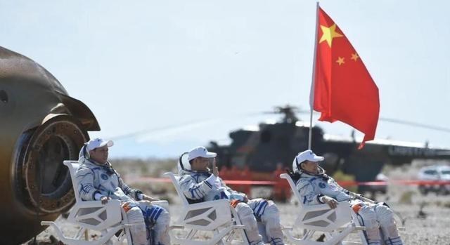 航天员 登月骗局再起？神十二航天员坐躺椅，他们下登月舱却生龙活虎？
