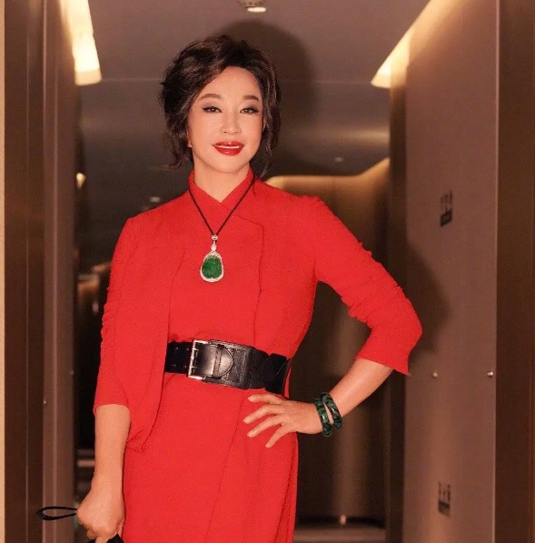 博骞原石 看多了钻石的璀璨，不妨一起来欣赏一下刘晓庆的温润翡翠吧！