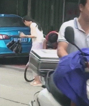 大家在拍集体照,却被后面的路人抢了镜头!网友:绝对凭的是实力