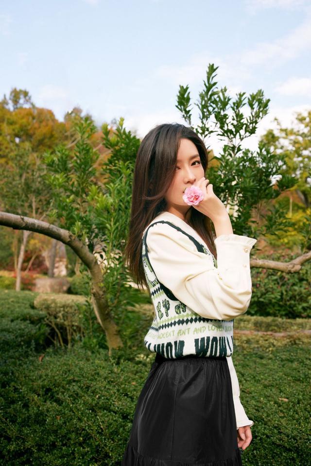 李沁|李沁是什么仙女?针织背心叠穿打扮似邻家女,虽简单却气质清纯
