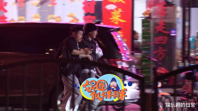 王栎鑫|32岁男星离婚后深夜买醉，被两好友搀扶着走路，腿脚不稳走路摇晃