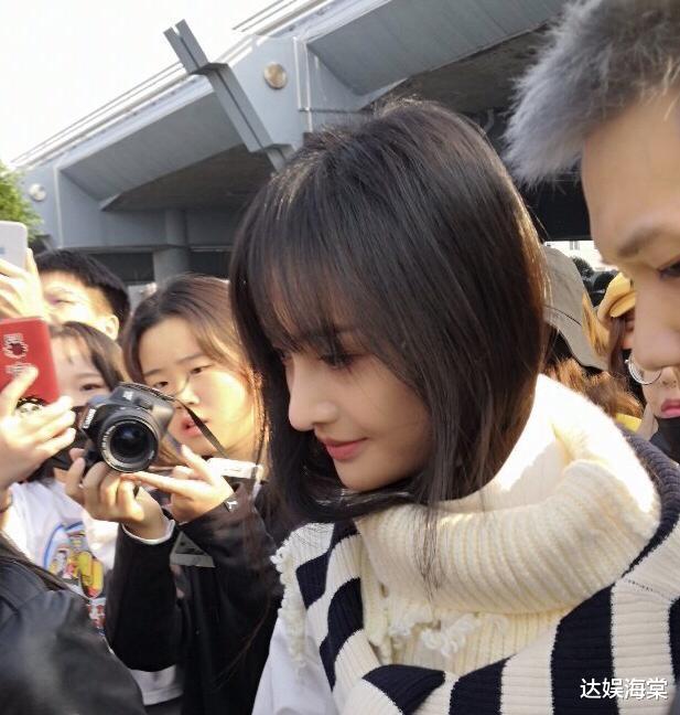 何妍|郑爽近况疑曝光：现身机场无人接机，商演无人敢用，跟父母回老家