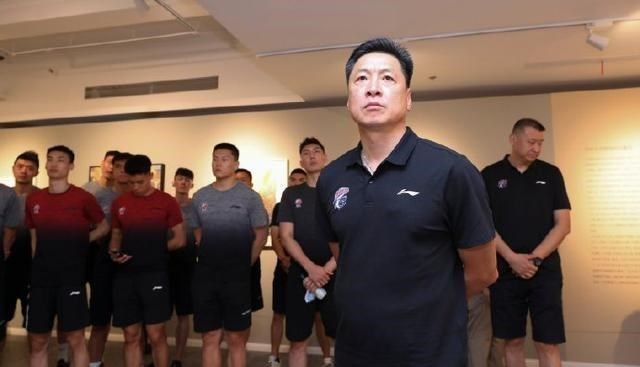 清浅微笑的我|正式签约！明星前锋加盟上海男篮，李春江要打造黄金一代