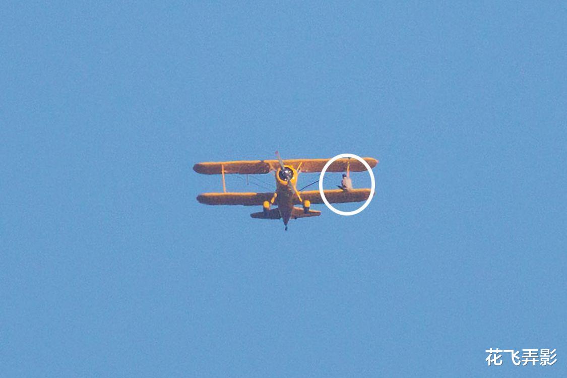 汤姆·克鲁斯|阿汤哥《碟中谍8》片场照曝光，在空中爬出飞机驾驶舱，场面十分惊险