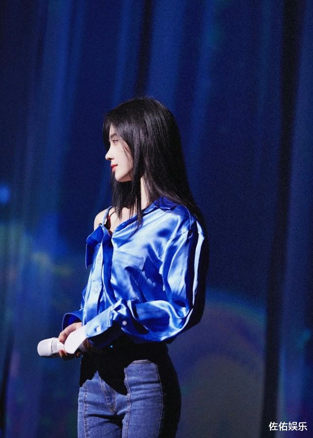 鞠婧祎|鞠婧祎彩排美照曝光,蓝色露肩衬衫搭配牛仔裤,知性性感超惊艳