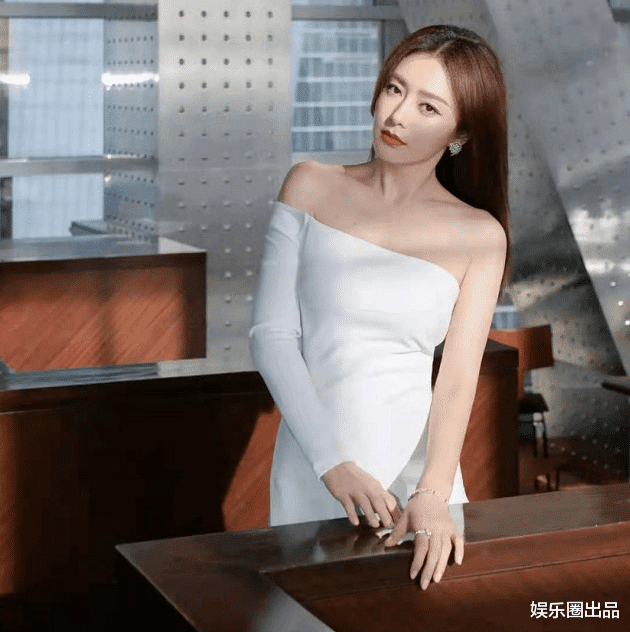 秦岚|秦岚穿溜肩长裙拍大片,一张桌子一把椅子,拍出了御姐的既视感