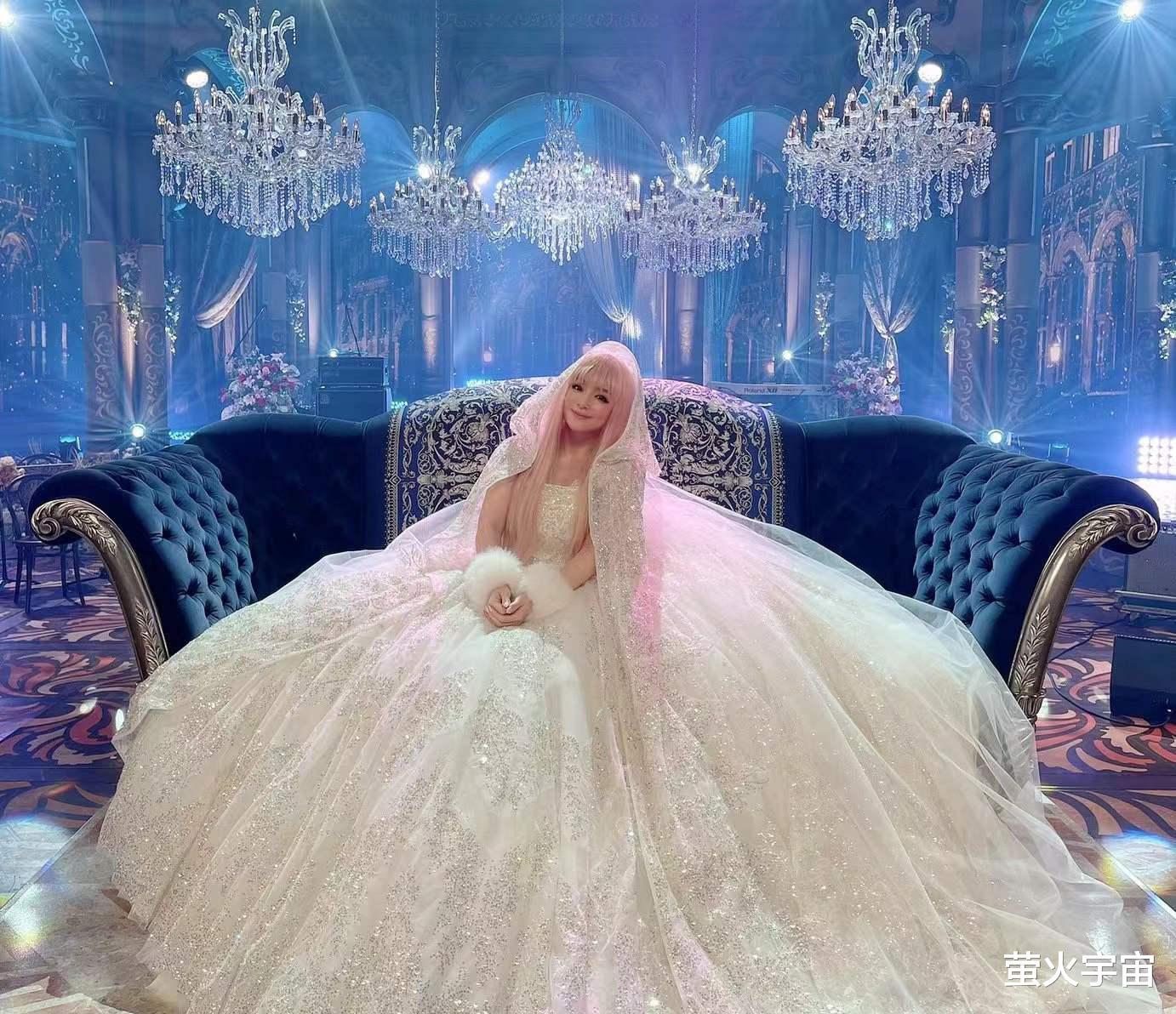 滨崎步|43岁滨崎步一袭坠地蓬蓬裙华丽,大秀蚂蚁腰,俩娃妈仍是人间芭比