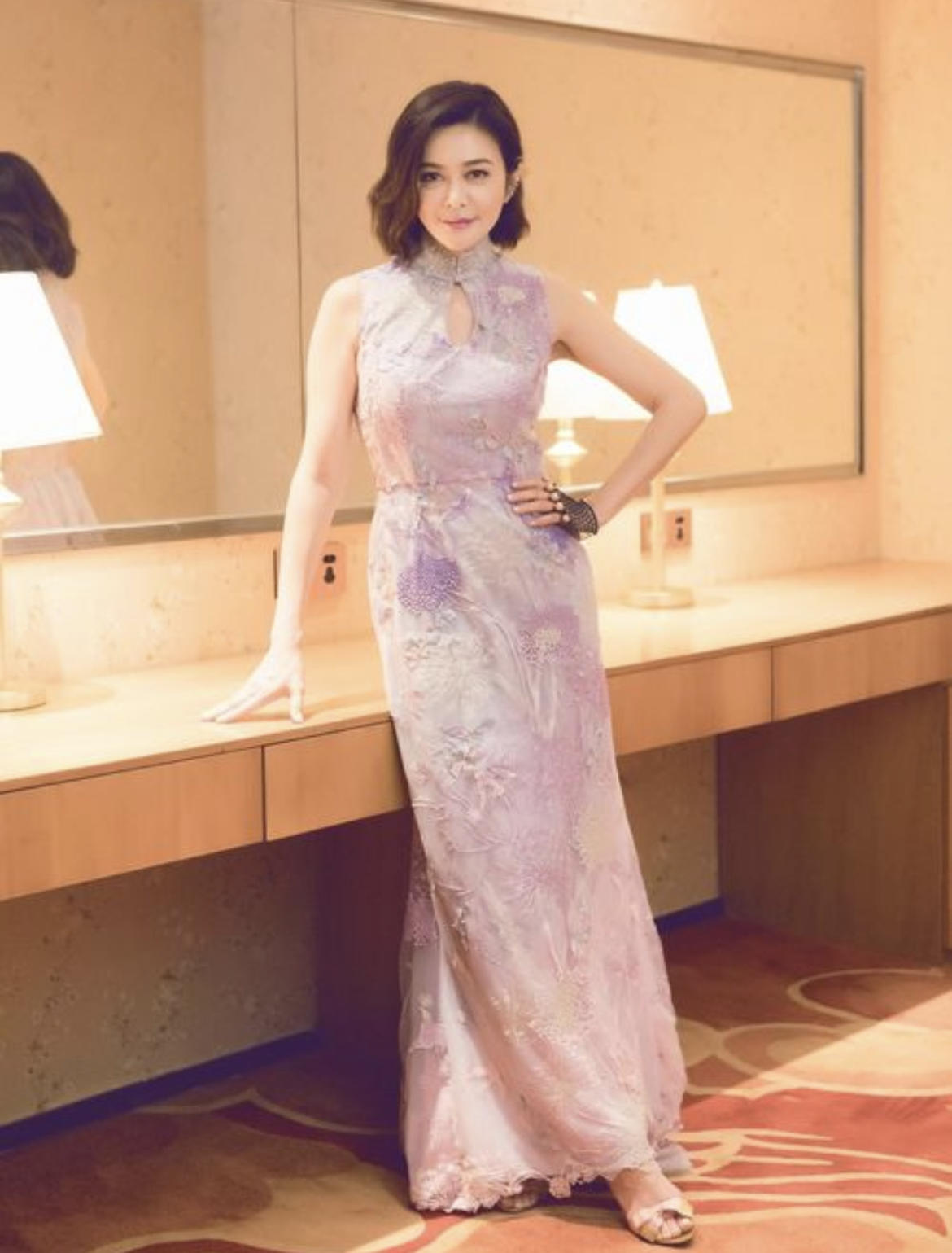 何有强|关之琳穿衣不讲究，黑色的印花“浴袍裙”休闲慵懒，意外高级洋气