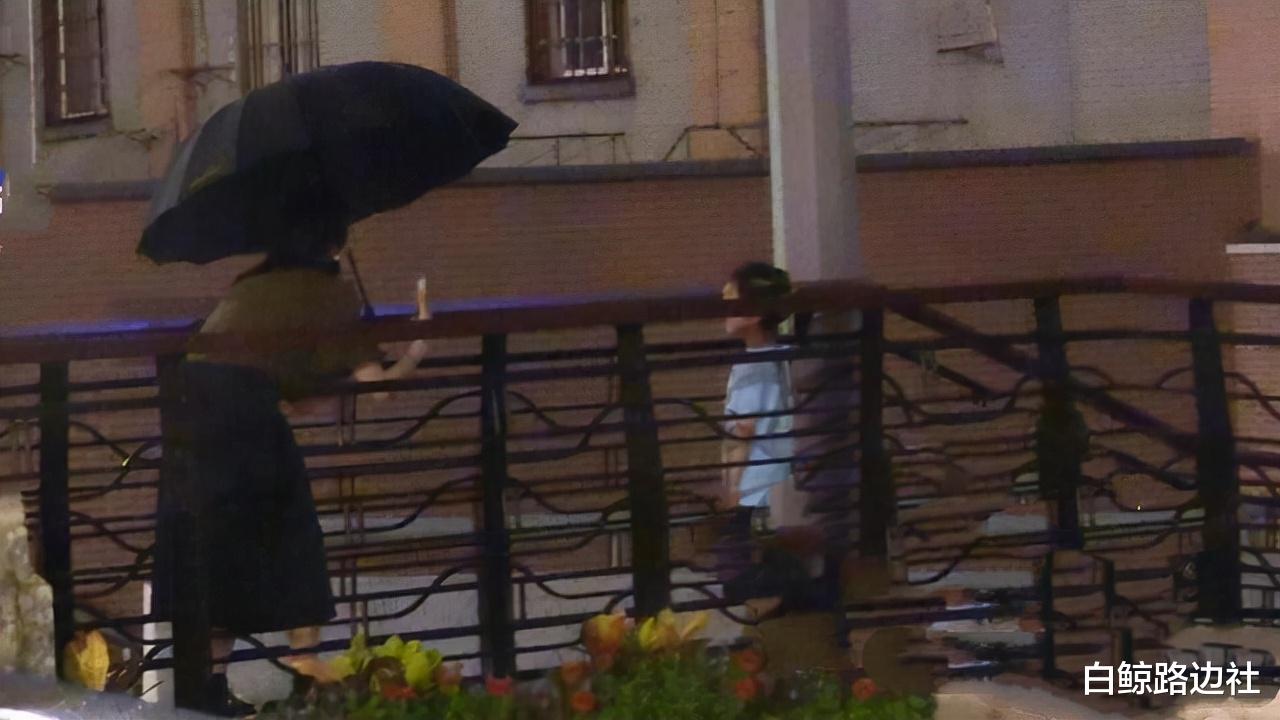 沈佳妮|朱亚文妻子现身外滩！和女儿雨中赏景拍照，38岁沈佳妮素颜似少女