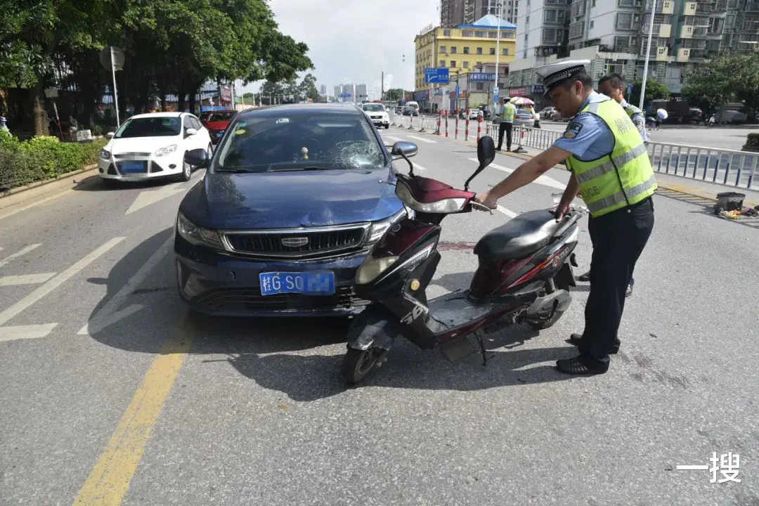 驾驶 斑马线上惊魂瞬间,广西一电动车被撞飞数米!
