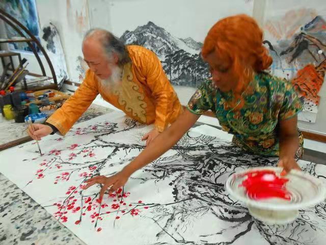 非洲 53岁的老头9年前娶了24岁非洲女孩，现在他们生活过得怎么样了？