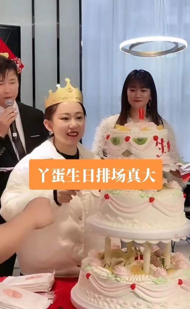 赵本山|赵本山徒弟丫蛋庆35岁生日，切三层蛋糕排场大，肚子隆起疑怀三胎