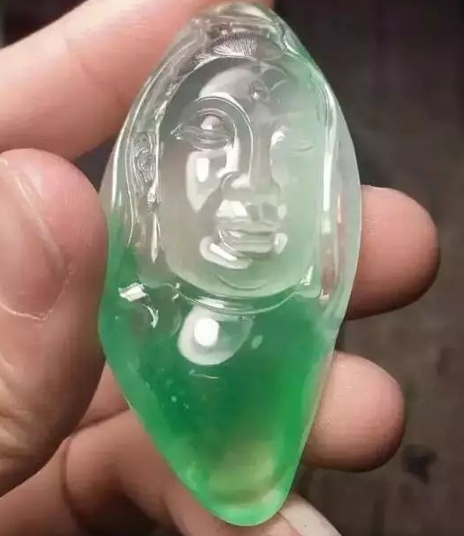 翡翠|翡翠雕件受到热捧，购买时重点考虑设计、做工与俏色巧雕。