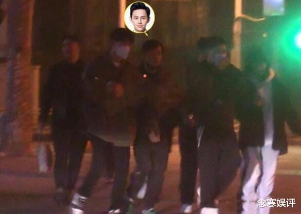 何炅|何炅与弟弟牵手遭过分解读，聚餐喝了点酒上脑，肢体接触增进友情