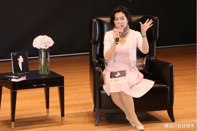 |林青霞越来越会打扮，粉嫩职场装轻轻松松穿出御姐范