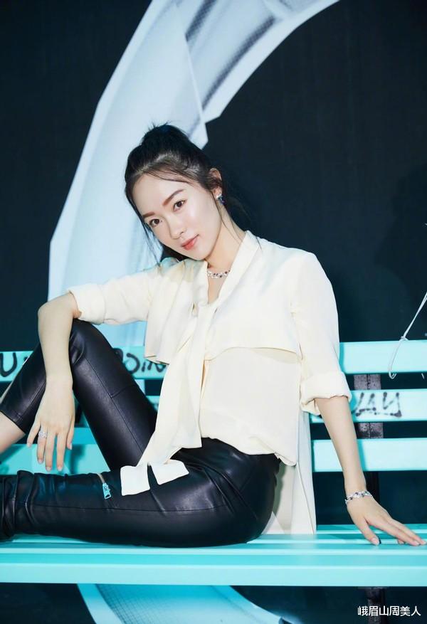 峨眉山周美人|“夫妻模范”营业!杜江霍思燕合体拍大片,幸福感溢出屏幕