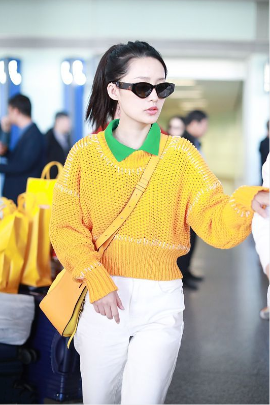 李沁|粗针织毛衣真不是谁都能驾驭的,李沁这小身板穿着都显胖,不太美